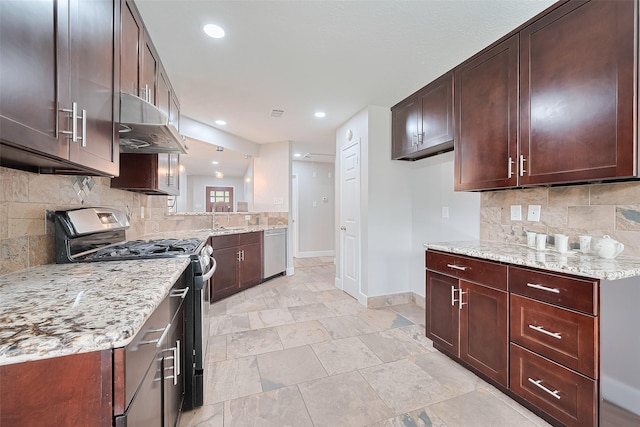 2902 Secluded Dr, Sugar Land, TX 77498 - kitchen with under cabinet range hood, appliances with stainless steel finishes, baseboards, a sink, and backsplash