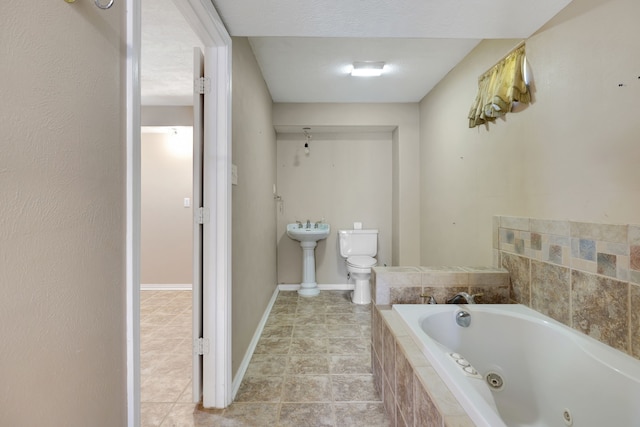 360 Holiday Ln, Coldspring, TX 77331 - full bath featuring a jetted tub, toilet, and baseboards