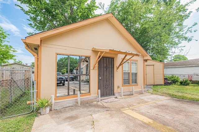 7512 Amarillo St, Houston, TX 77020 - view of front facade with a patio area and stucco siding