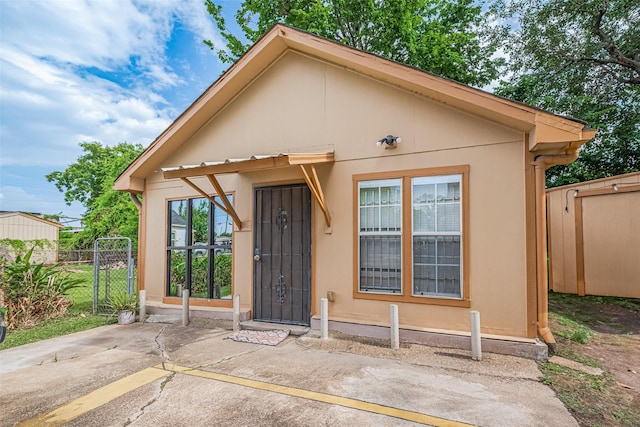 7512 Amarillo St, Houston, TX 77020 - view of front of home featuring stucco siding and a patio area