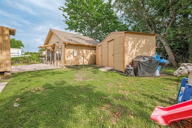 7512 Amarillo St, Houston, TX 77020 - view of green lawn featuring a patio area