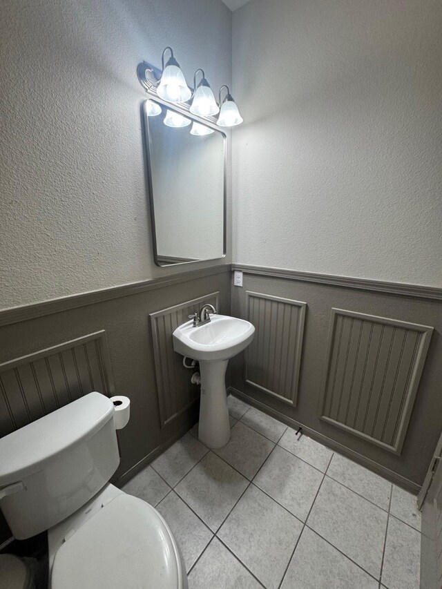 1938 Acaciawood Way, Houston, TX 77051 - half bath featuring toilet, tile patterned floors, and a textured wall
