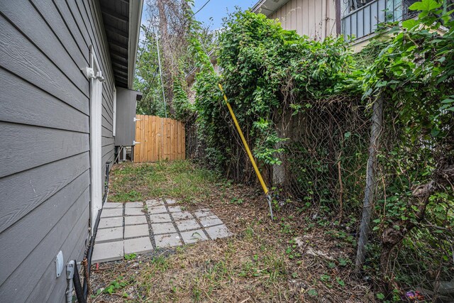 7449 Walker St, Houston, TX 77011 - view of yard