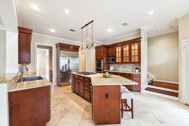 4911 Shiloh Lake Dr, Richmond, TX 77407 - kitchen featuring stainless steel appliances, a sink, a kitchen island, a kitchen bar, and recessed lighting
