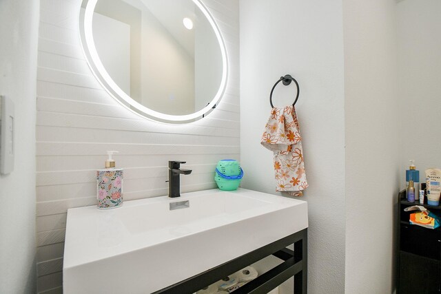 7603 Jacquelyn Gardens Ln, Houston, TX 77055 - bathroom featuring vanity