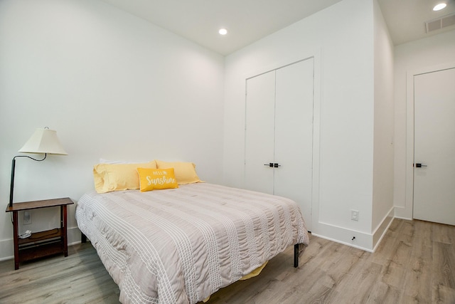 7603 Jacquelyn Gardens Ln, Houston, TX 77055 - bedroom featuring wood finished floors, a closet, baseboards, and recessed lighting
