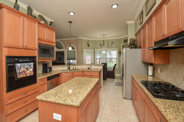 1511 Baldridge Ln, Katy, TX 77494 - kitchen with black appliances, a sink, a peninsula, under cabinet range hood, and tasteful backsplash