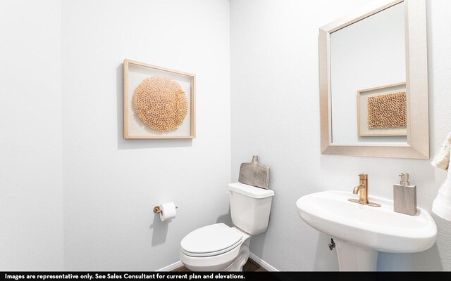 418 Riesling Dr, Alvin, TX 77511 - bathroom featuring toilet, a sink, and baseboards
