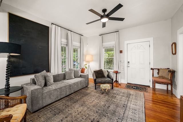 1039 Louise St, Houston, TX 77009 - living area with wood finished floors and a ceiling fan