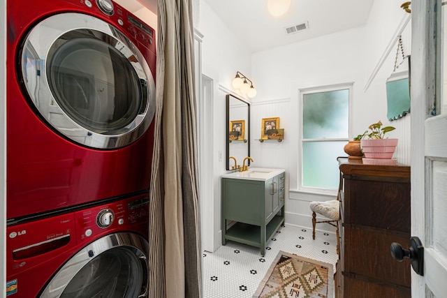 1039 Louise St, Houston, TX 77009 - laundry room with stacked washer and clothes dryer