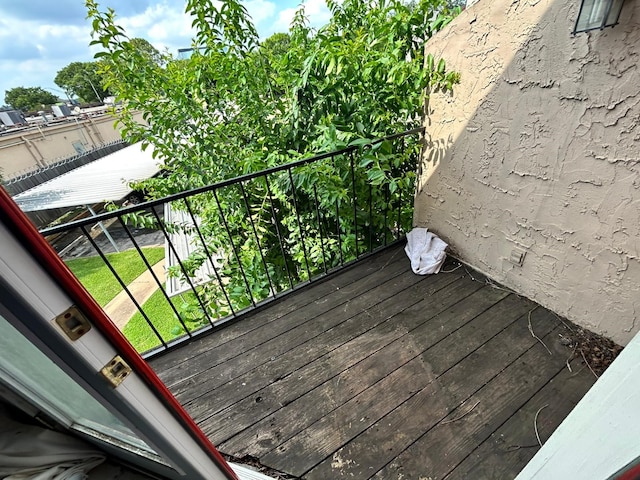 10855 Meadowglen Ln Unit 723, Houston, TX 77042 - view of wooden deck