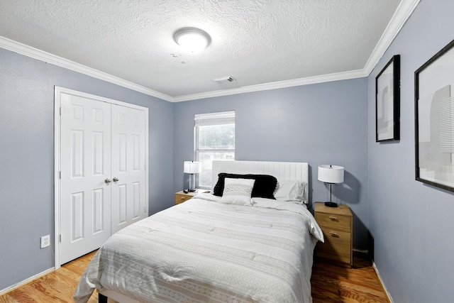 3002 Trinity Pass Ct, Spring, TX 77373 - bedroom with wood finished floors, crown molding, a textured ceiling, and a closet