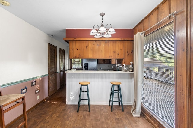 7 Lake Dr, Huntsville, TX 77320 - kitchen featuring a chandelier, a peninsula, dark wood-style flooring, and fridge with ice dispenser