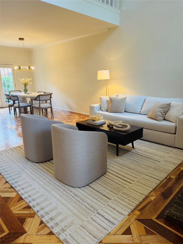 2901 Bammel Ln Unit 17, Houston, TX 77098 - living area featuring ornamental molding and baseboards