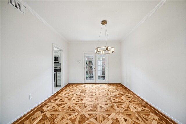 2901 Bammel Ln Unit 17, Houston, TX 77098 - unfurnished dining area with a chandelier, baseboards, and crown molding