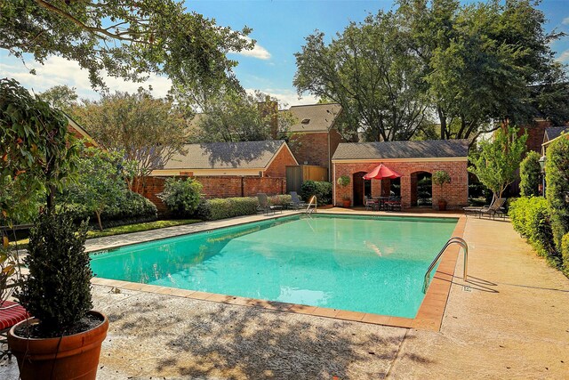 2901 Bammel Ln Unit 17, Houston, TX 77098 - outdoor pool with a patio area