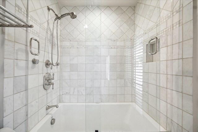 2901 Bammel Ln Unit 17, Houston, TX 77098 - full bathroom featuring shower / tub combination
