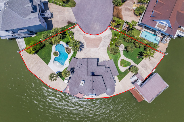 102 Lanai St, Tiki Island, TX 77554 - view of property location featuring a pool and property parcel outlined