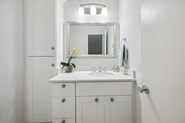 2513 Bering Dr Unit 13, Houston, TX 77057 - bathroom featuring vanity