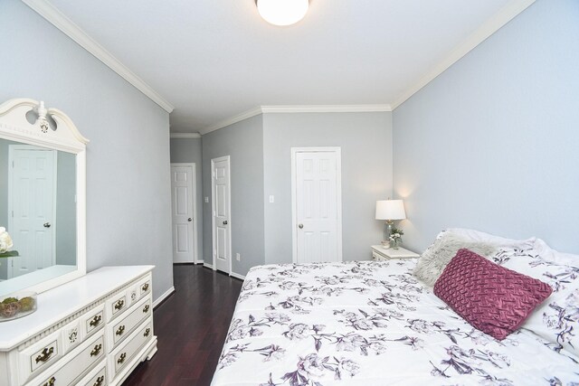 31 Hope Farm Rd, Missouri City, TX 77459 - bedroom with crown molding, dark wood-type flooring, baseboards, and a closet