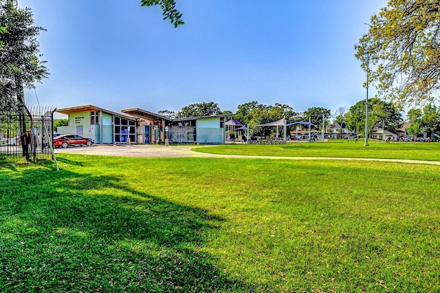 1418 Du Barry Ln, Houston, TX 77018 - view of yard