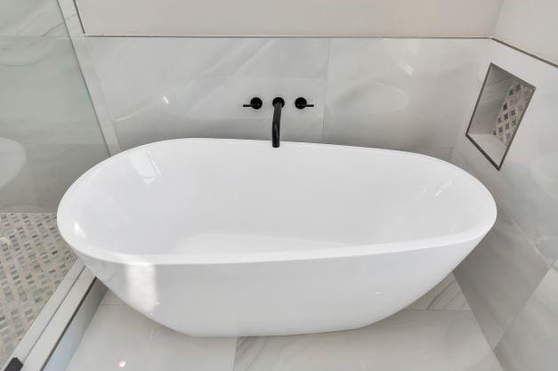 1708 Capron St Unit A, Houston, TX 77020 - bathroom view of a soaking tub