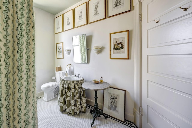 200 Westmoreland St, Houston, TX 77006 - bathroom featuring toilet and baseboards