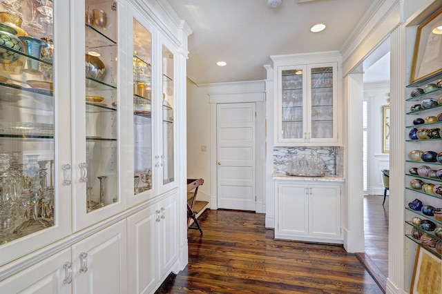 200 Westmoreland St, Houston, TX 77006 - bar with dark wood-type flooring, recessed lighting, and backsplash
