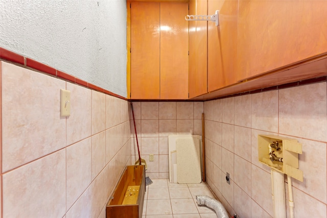 914 S Hill St, Alvin, TX 77511 - bathroom with tile walls and tile patterned floors