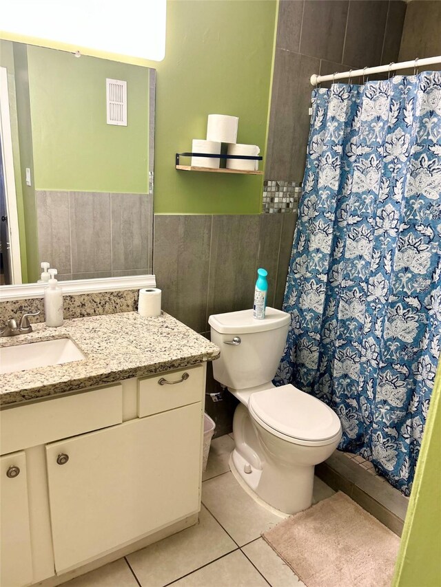 206 Plaza Verde Dr Unit D16, Houston, TX 77038 - bathroom featuring vanity, toilet, tile patterned flooring, curtained shower, and a wainscoted wall