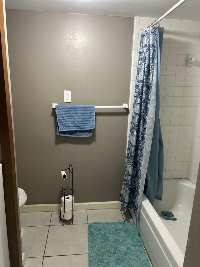 206 Plaza Verde Dr Unit D16, Houston, TX 77038 - full bath with toilet, tile patterned flooring, shower / bath combination with curtain, and baseboards