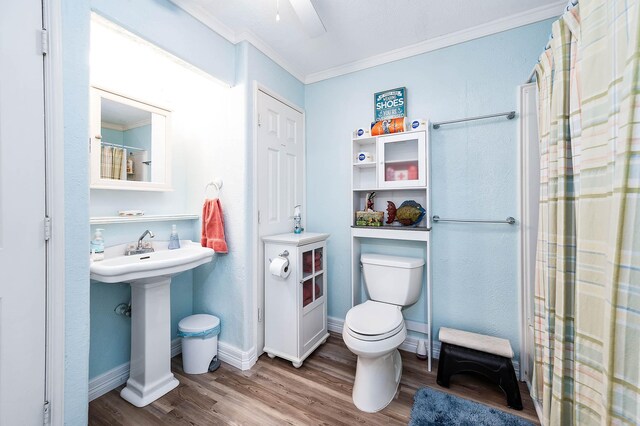 1331 County Road 230, Sargent, TX 77414 - full bath featuring crown molding, wood finished floors, toilet, baseboards, and a ceiling fan