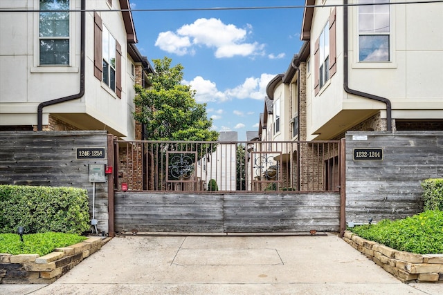 1250 Sampson St, Houston, TX 77003 - view of gate