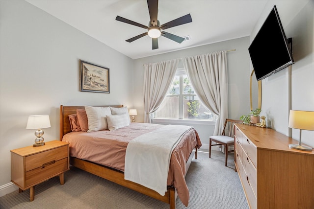 1250 Sampson St, Houston, TX 77003 - bedroom featuring light carpet and baseboards