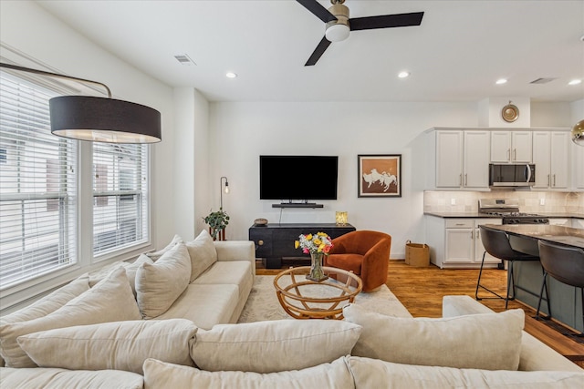 1250 Sampson St, Houston, TX 77003 - living area featuring light wood-style flooring, a ceiling fan, recessed lighting, and baseboards