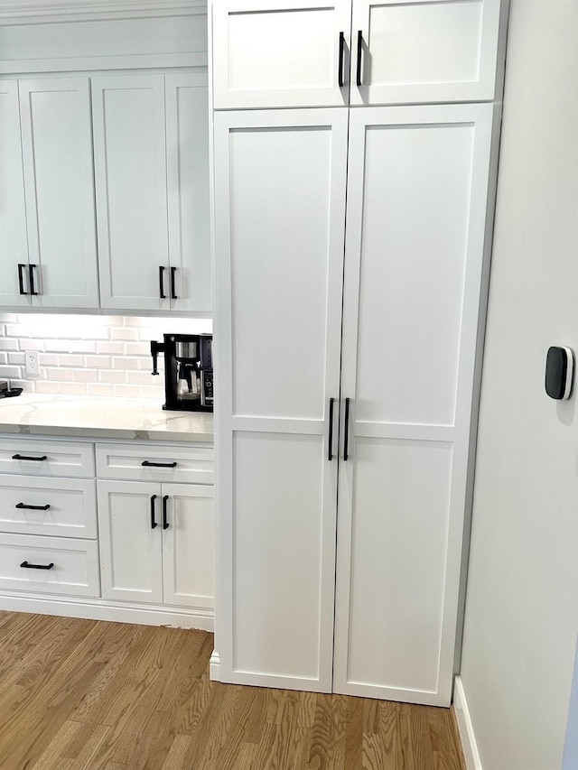 5018 Darling St, Houston, TX 77007 - bar area featuring light wood-type flooring and decorative backsplash