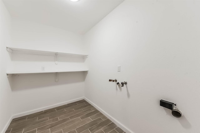 9096 N Comanche Cir, Willis, TX 77378 - laundry room featuring baseboards, dark wood-type flooring, and washer hookup