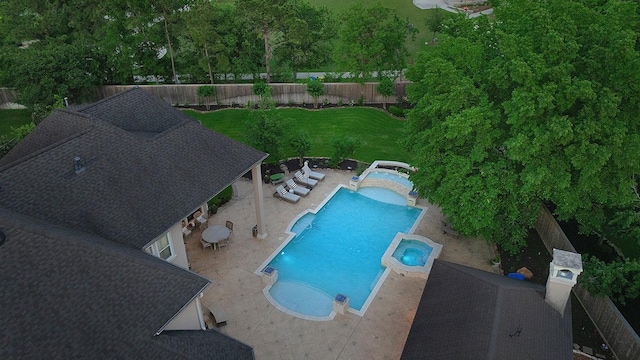 7 Spindrift Pl, The Woodlands, TX 77381 - view of swimming pool featuring a pool with connected hot tub and a patio area