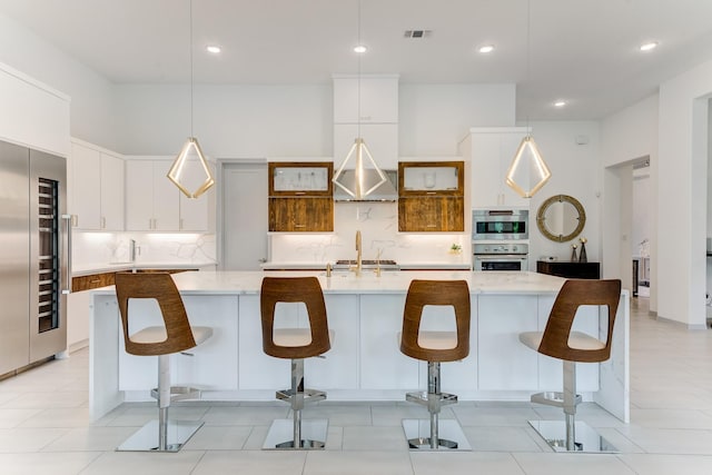 1002 Royal Lakes Manor Blvd, Richmond, TX 77469 - kitchen with modern cabinets, tasteful backsplash, white cabinetry, a large island, and recessed lighting