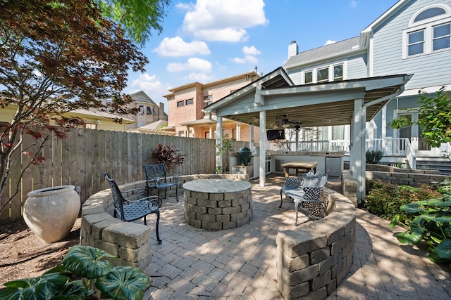 940 Columbia St, Houston, TX 77008 - view of patio / terrace with ceiling fan and a fire pit