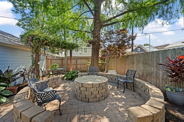 940 Columbia St, Houston, TX 77008 - fenced backyard with a patio area and an outdoor fire pit