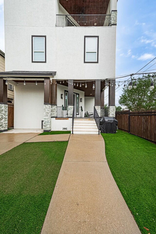 1035 Herkimer St, Houston, TX 77008 - view of front of home with stucco siding, stone siding, and covered porch