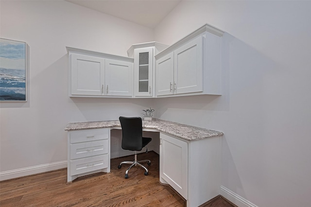 1035 Herkimer St, Houston, TX 77008 - unfurnished office with built in desk, wood finished floors, and baseboards