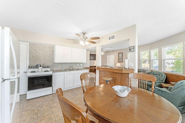 210 W Lakeview, Onalaska, TX 77360 - dining space featuring a ceiling fan and a textured ceiling