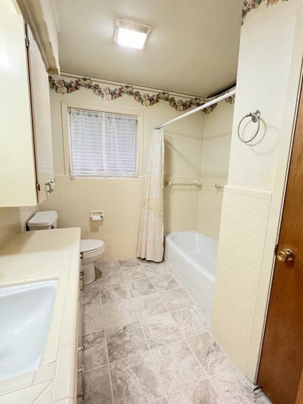 302 Cordell Dr, Crockett, TX 75835 - full bath featuring tile walls, toilet, vanity, and shower / bath combo