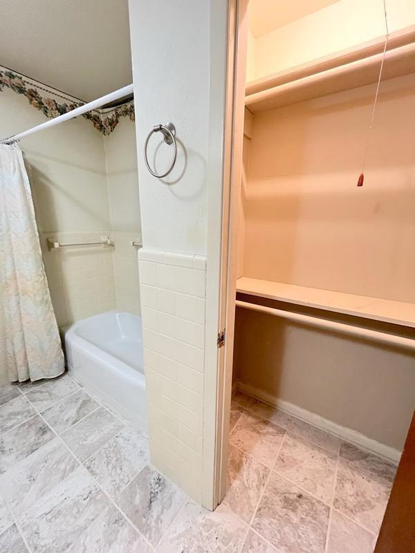 302 Cordell Dr, Crockett, TX 75835 - full bath with shower / bath combination with curtain