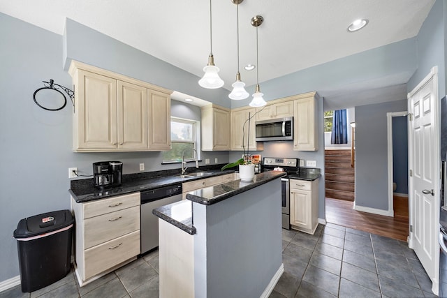 3525 N Morning Glory Dr, Santa Fe, TX 77517 - kitchen featuring stainless steel appliances, a sink, a kitchen island, cream cabinetry, and baseboards