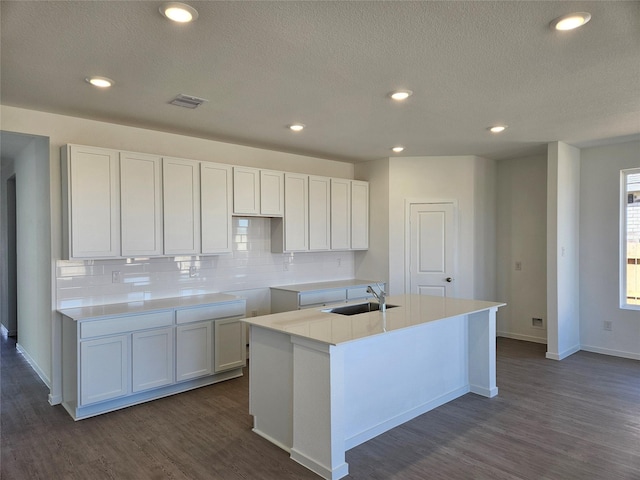 10623 Autumn Trace Dr, Beasley, TX 77417 - kitchen featuring a sink, decorative backsplash, dark wood finished floors, an island with sink, and recessed lighting