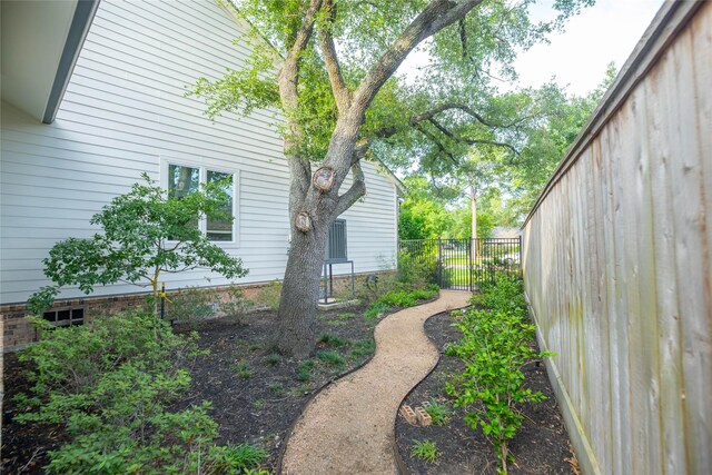 10614 Moonlight Dr, Houston, TX 77096 - view of yard