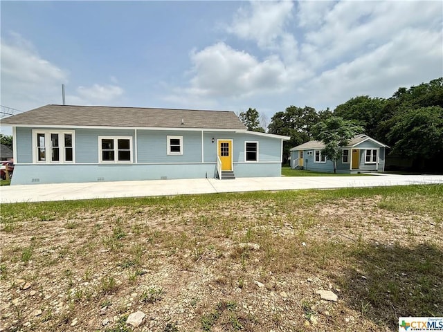 515 Mitchell Ave, Seguin, TX 78155 - ranch-style home with entry steps, a patio, crawl space, and a front lawn